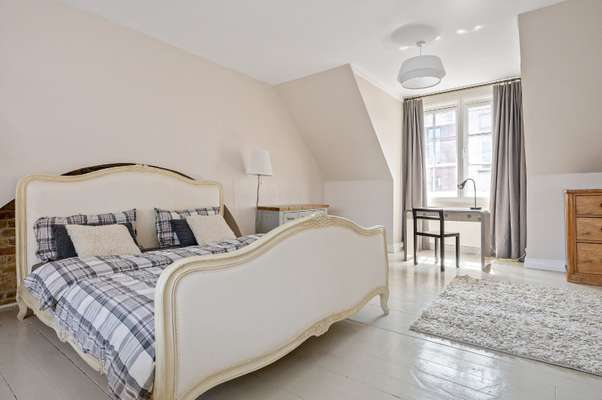 Flat Brushfield Street in Greater London
