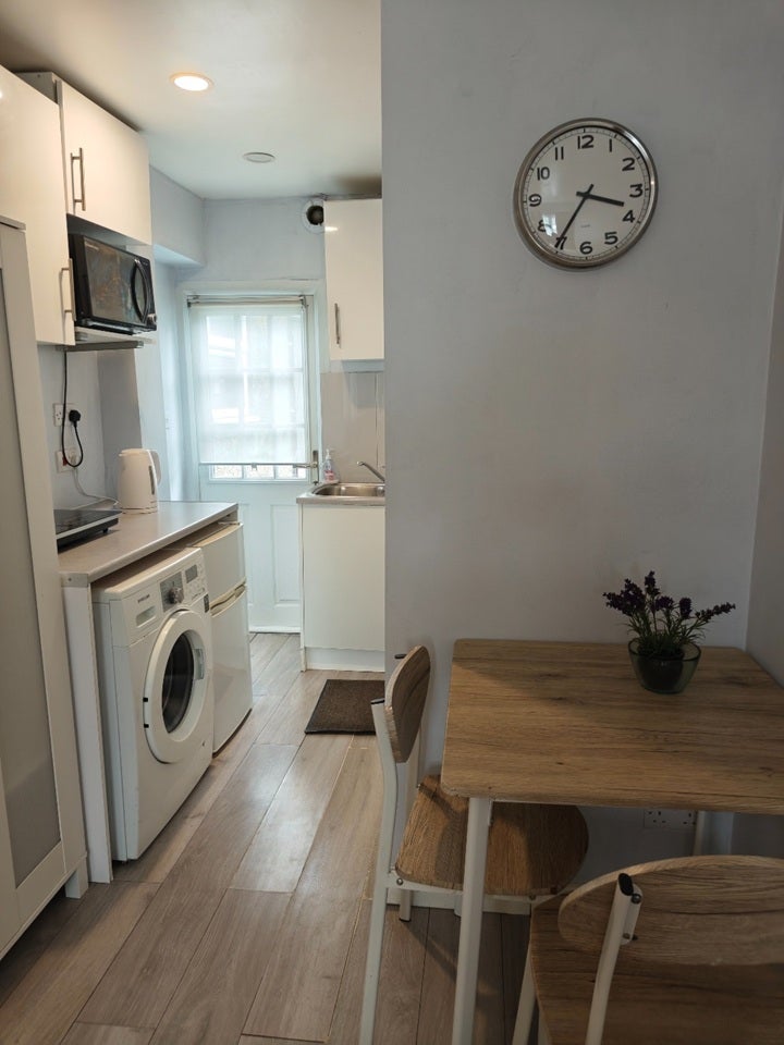 Flat Millwood Road in Greater London