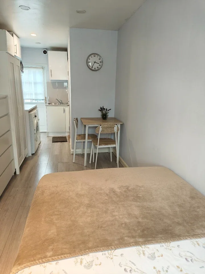 Flat Millwood Road in Greater London