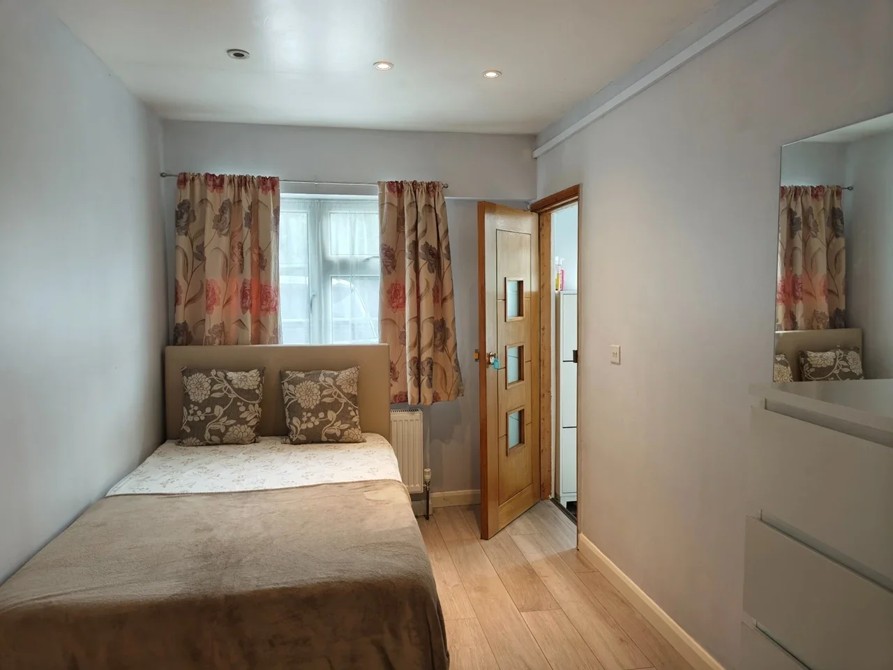 Flat Millwood Road in Greater London