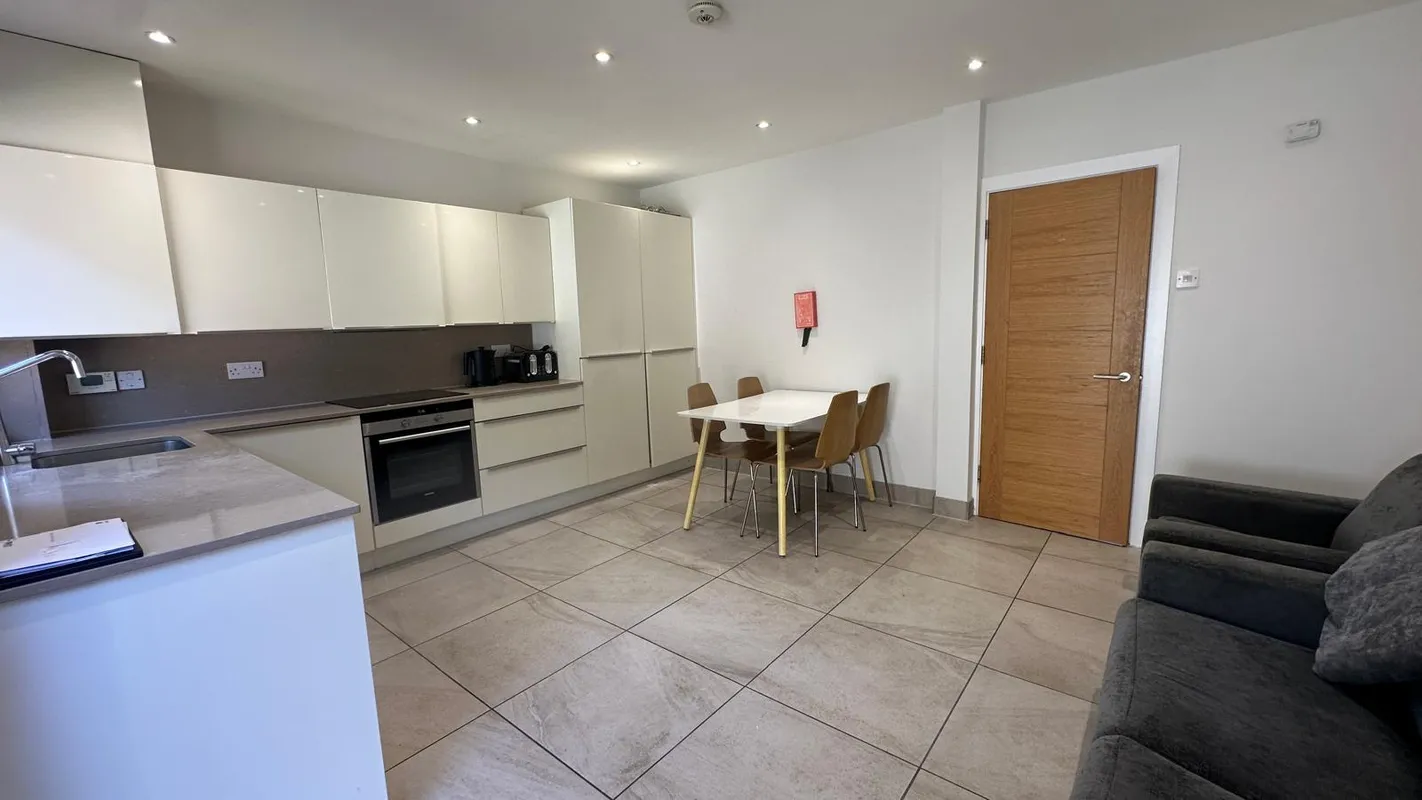 House Barnfield Place in Greater London