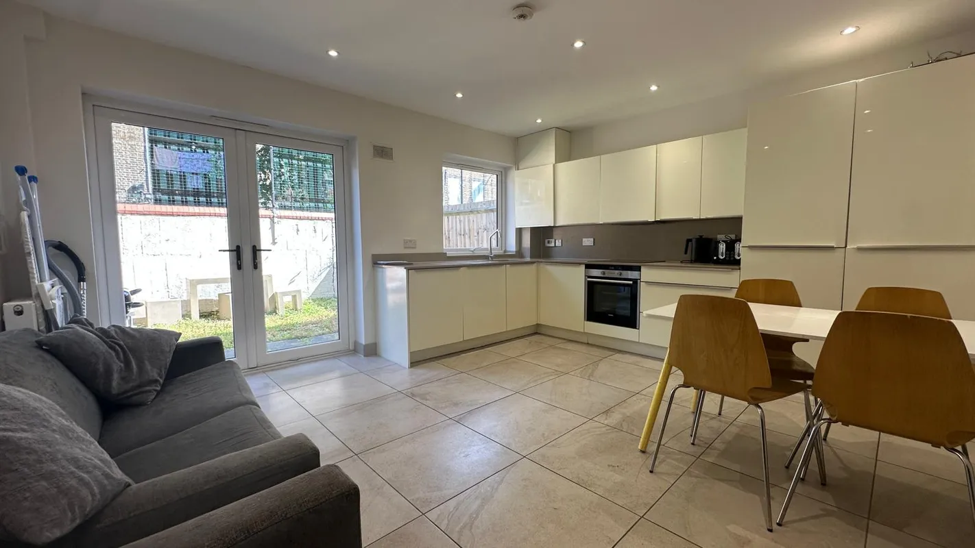 House Barnfield Place in Greater London