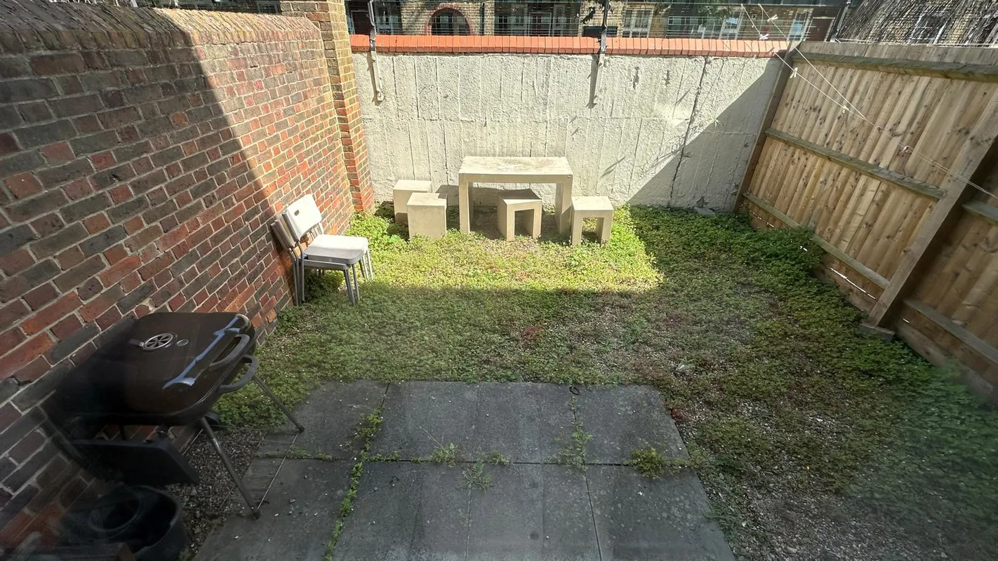 House Barnfield Place in Greater London