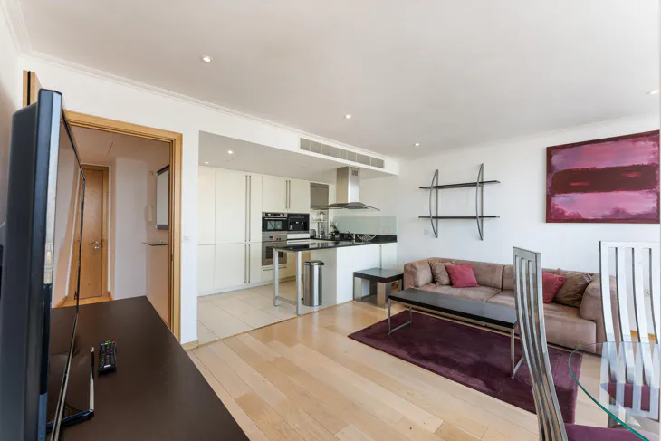 Flat Hertsmere Road in Greater London