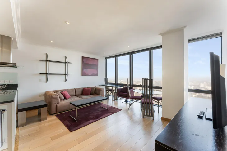 Flat Hertsmere Road in Greater London
