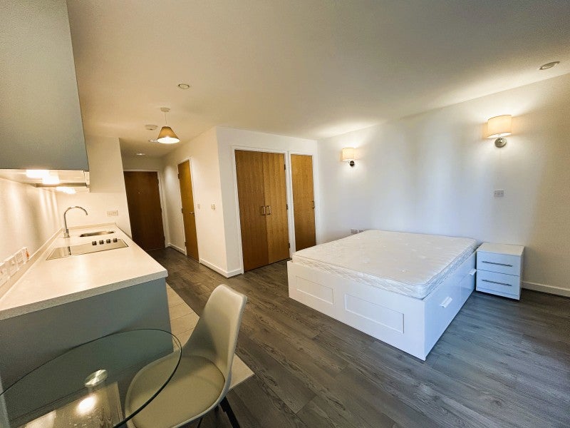 Flat Empire Way in Greater London