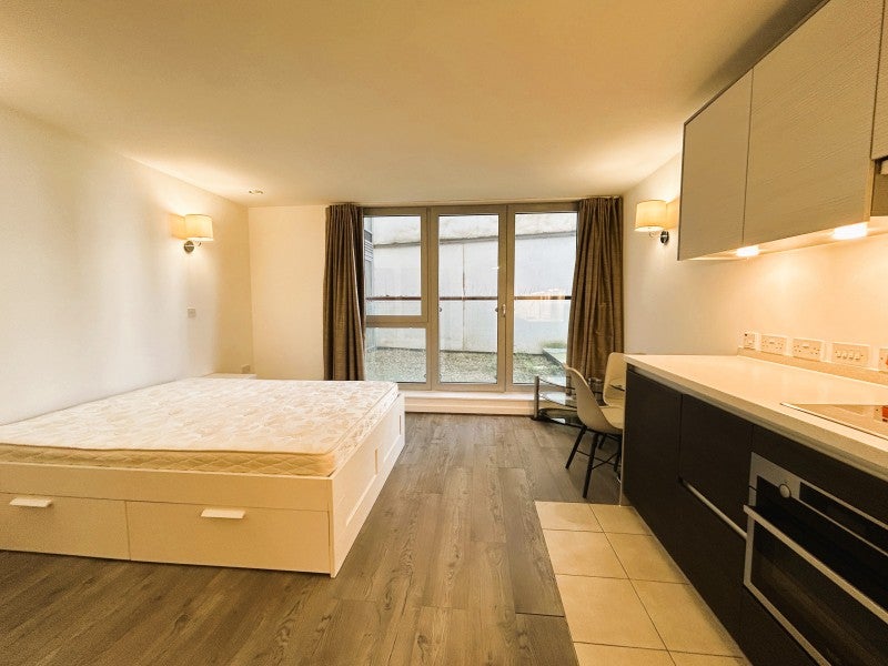 Flat Empire Way in Greater London