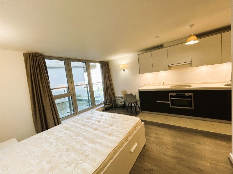 Flat Empire Way in Greater London