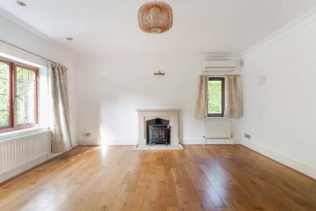 House Woodhill in Guildford