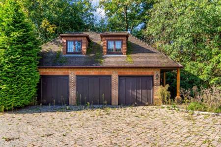 House Woodhill in Guildford