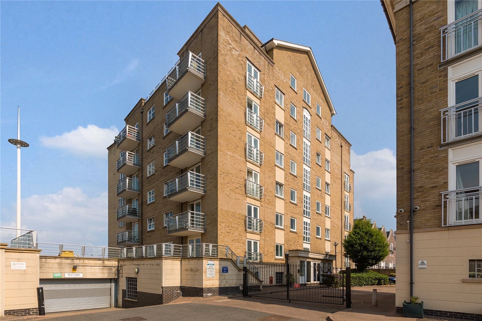 Flat Millennium Drive in Greater London