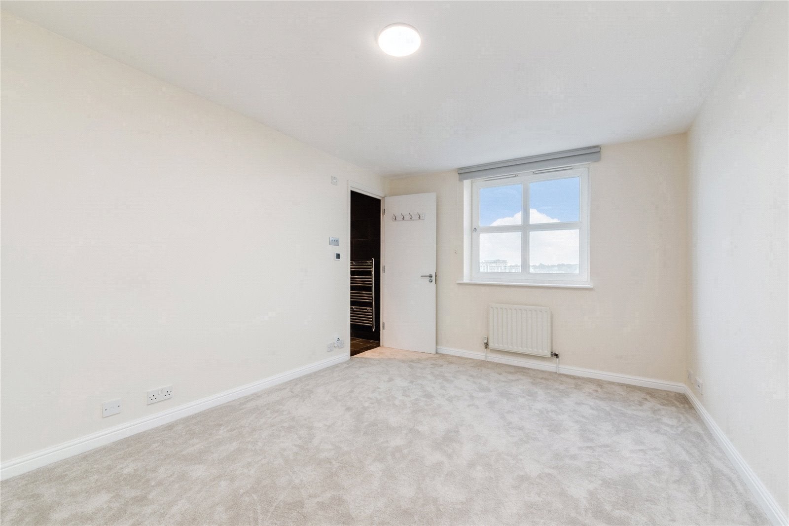 Flat Millennium Drive in Greater London