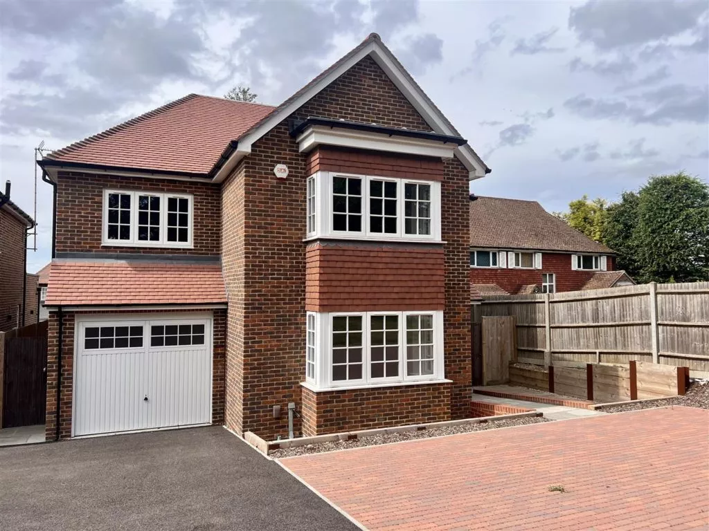 House Leatherhead Road in Mole Valley