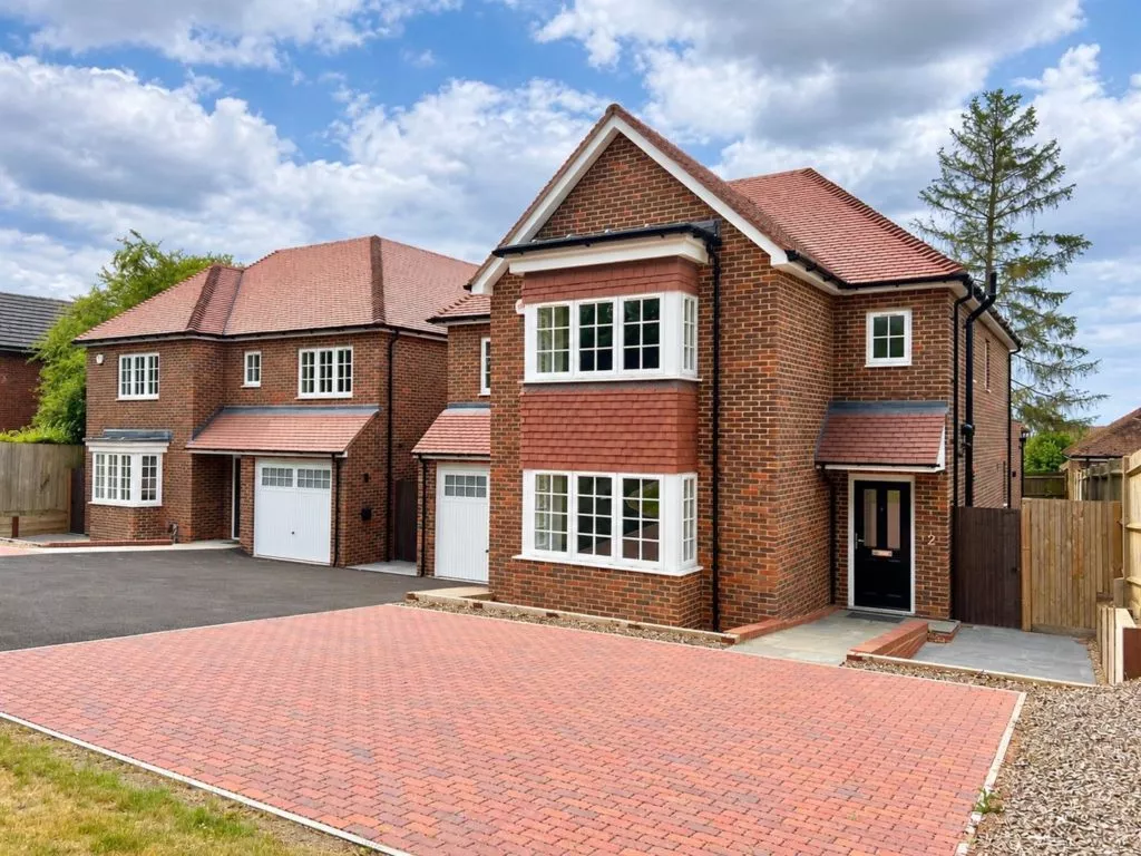House Leatherhead Road in Mole Valley