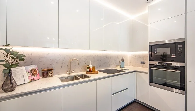 Flat Ponton Road in Greater London