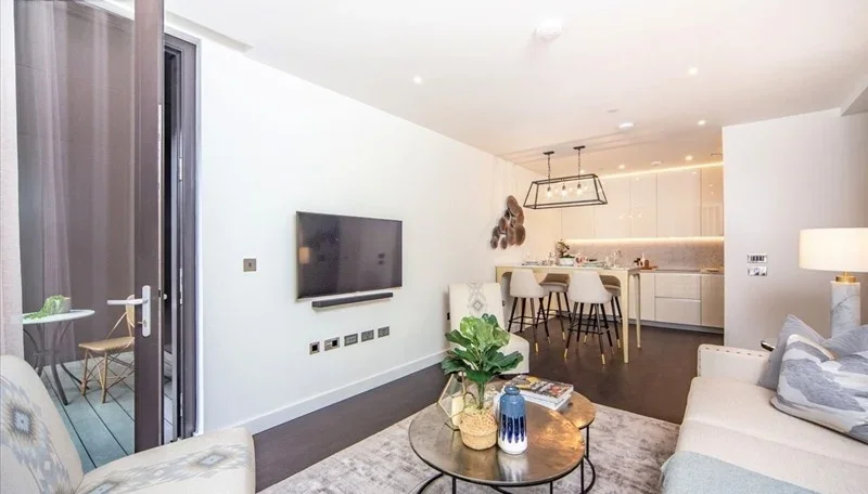Flat Ponton Road in Greater London