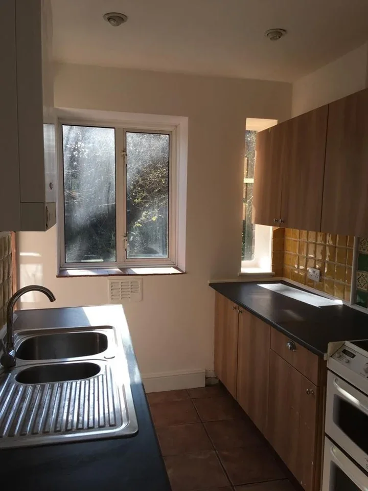 Flat Melbourne Court in Greater London