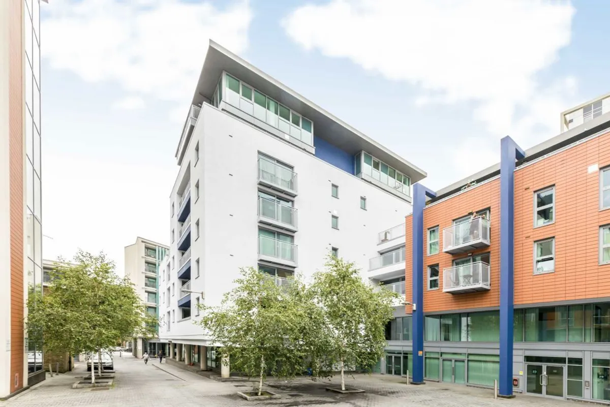 Flat Hardwicks Square in Greater London