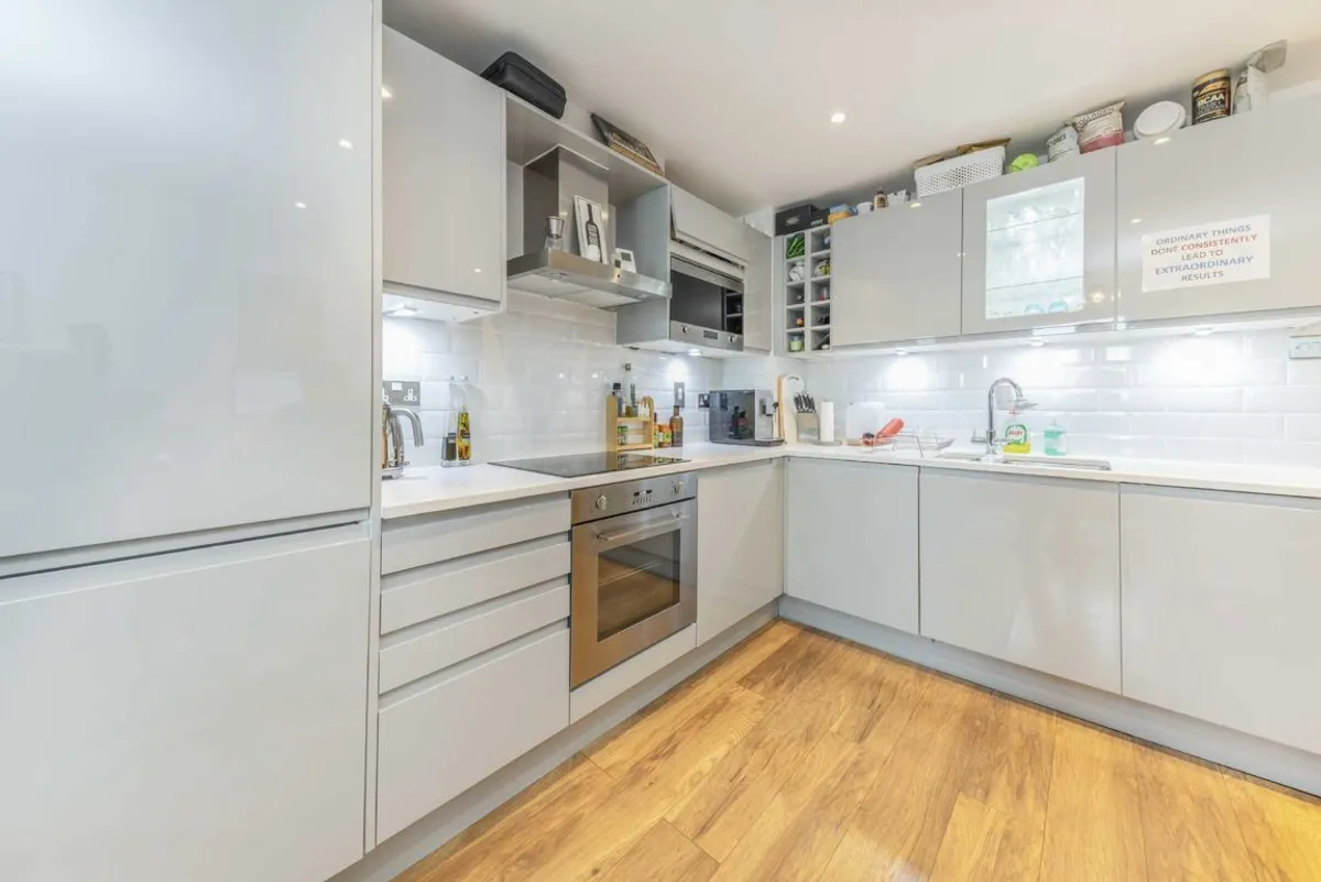 Flat Hardwicks Square in Greater London