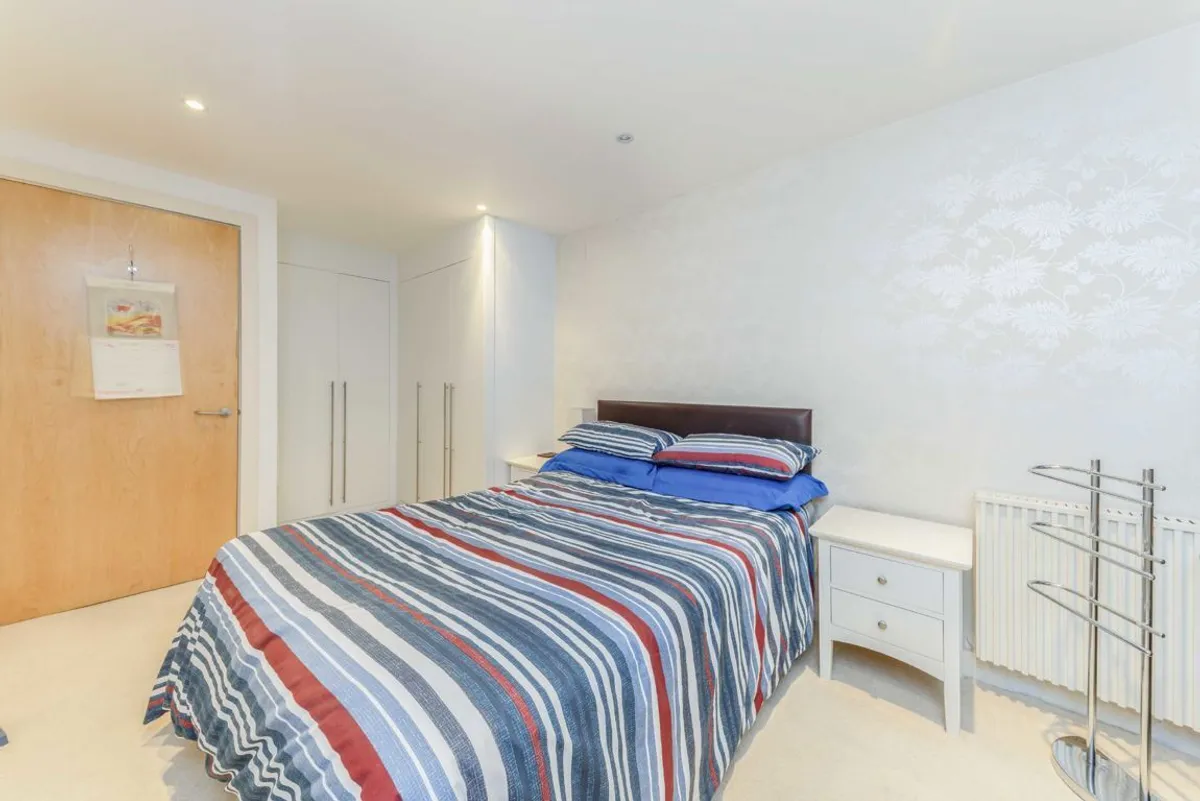 Flat Hardwicks Square in Greater London