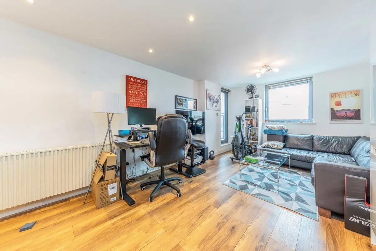 Flat Hardwicks Square in Greater London