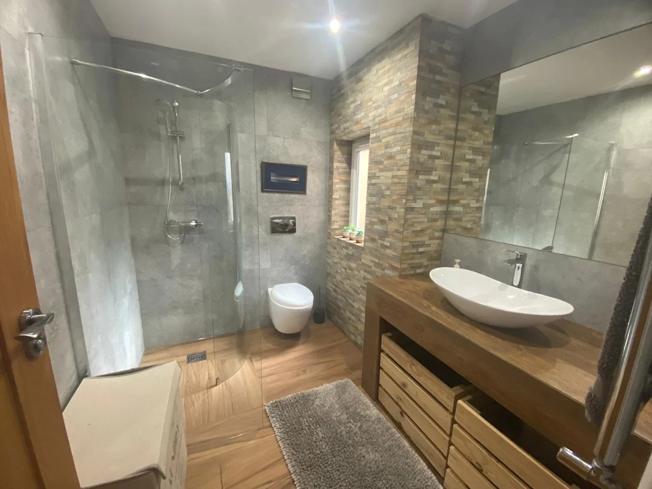 Room Saintbury Road in Glenfield