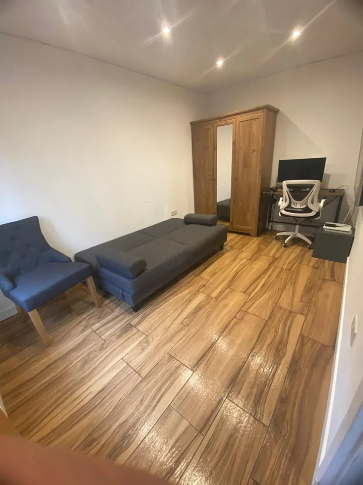 Room Saintbury Road in Glenfield