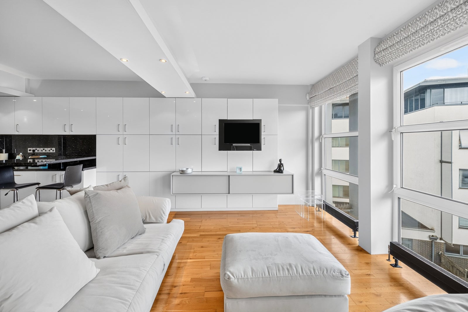 Flat Royal Oak Yard in Greater London