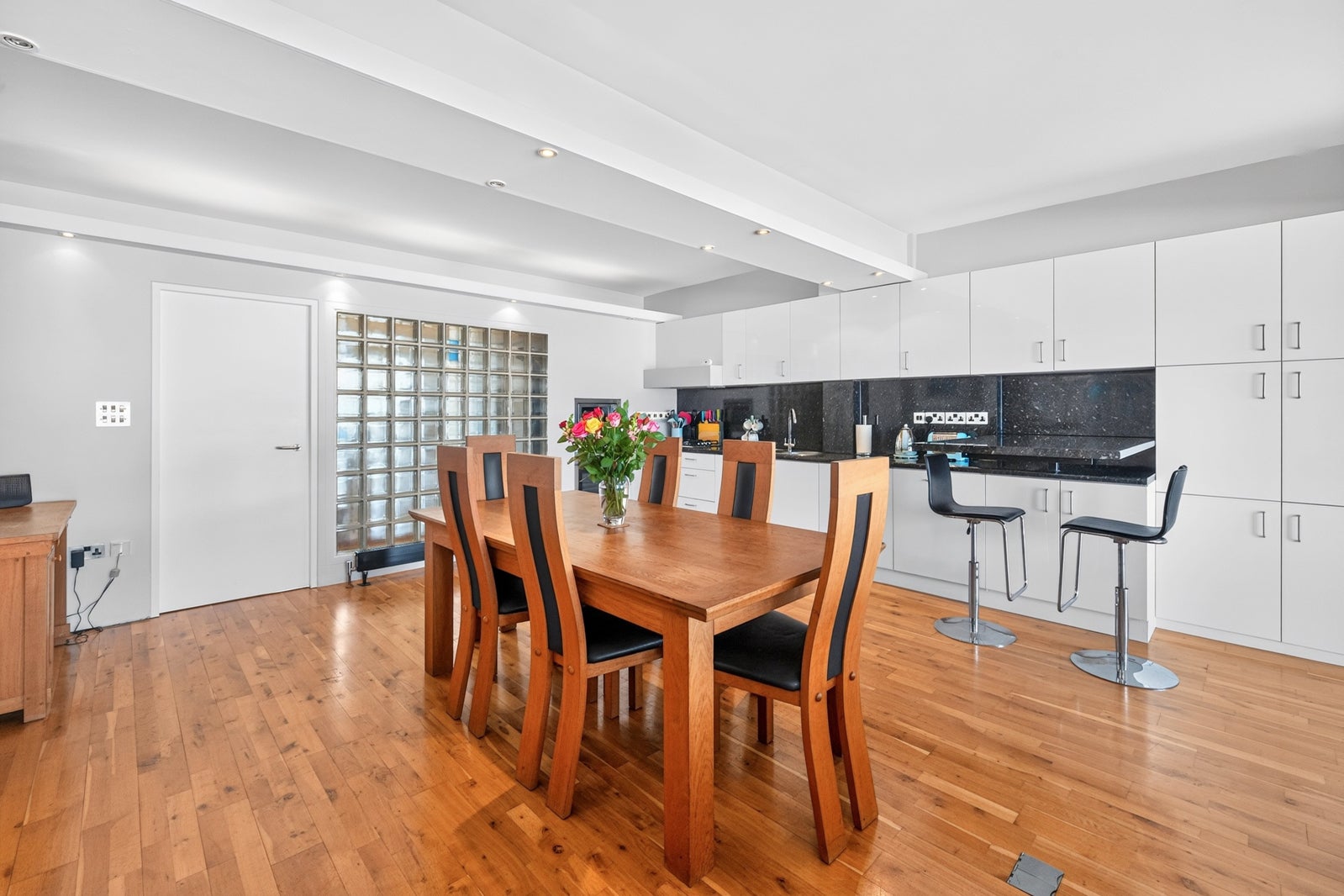 Flat Royal Oak Yard in Greater London