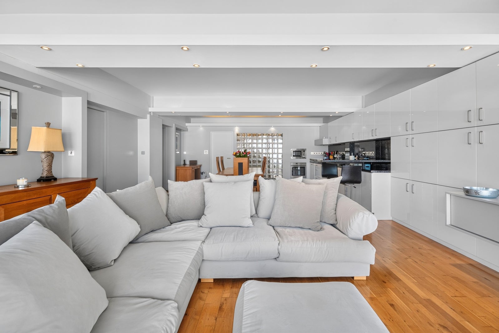 Flat Royal Oak Yard in Greater London