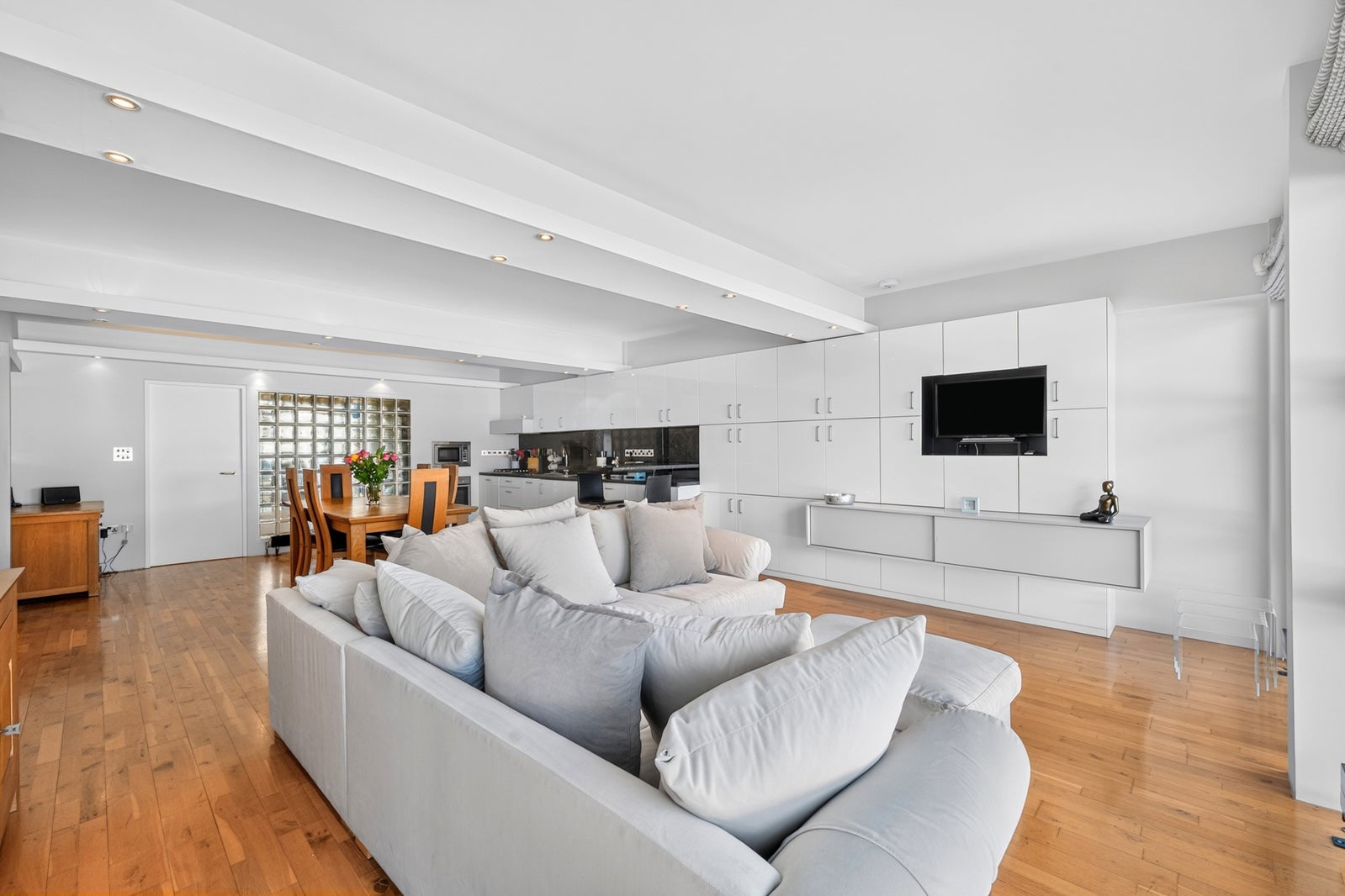 Flat Royal Oak Yard in Greater London