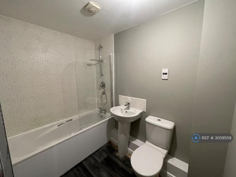 Flat Mereside in Kirklees