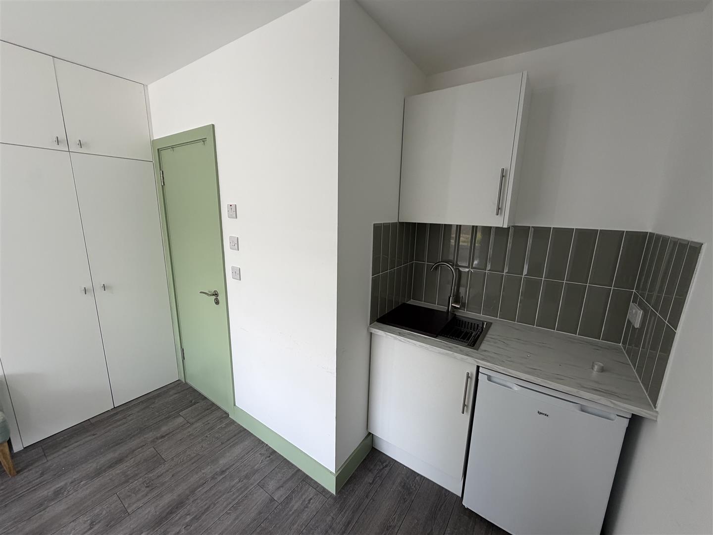 Flat Telford Road in Greater London