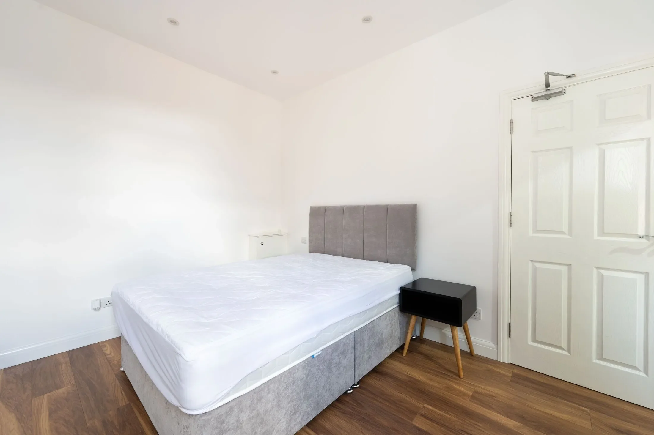 Flat Ivy Road in Greater London