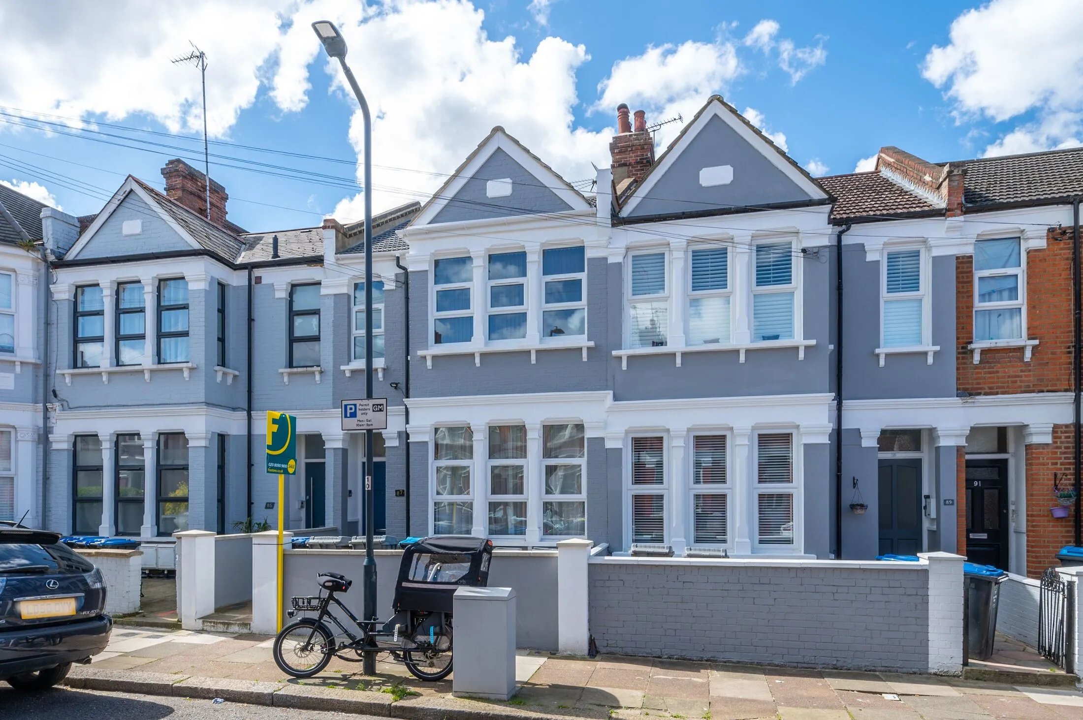 Flat Ivy Road in Greater London