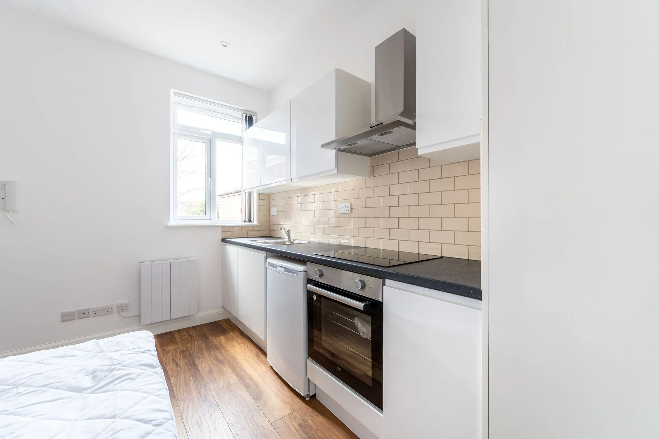 Flat Ivy Road in Greater London