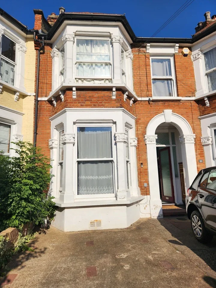 Flat Broadfield Road in Greater London