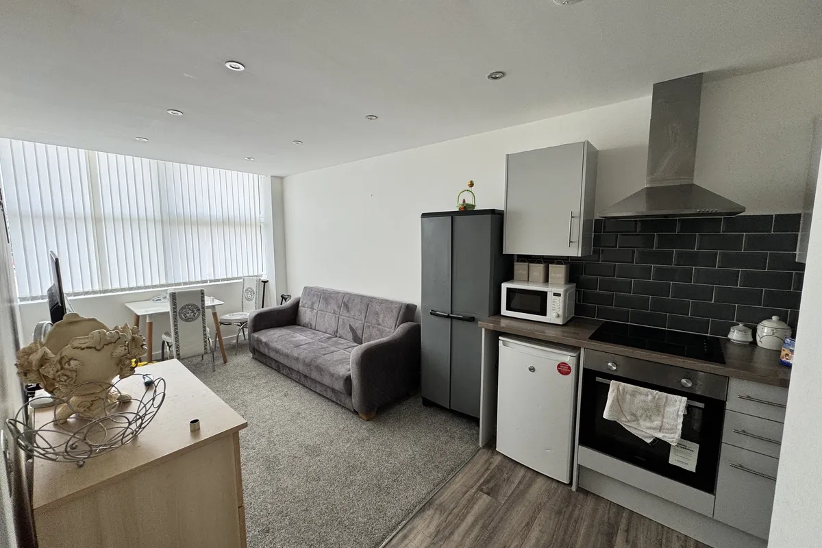 Flat Stuart Road in Wakefield