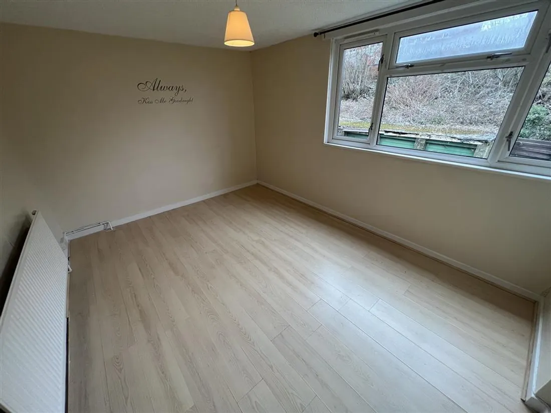 Flat Cwmynyscoy Road in Pontypool