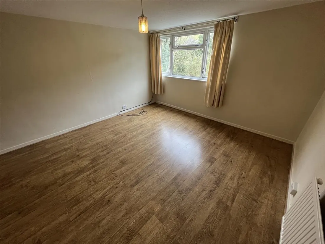 Flat Cwmynyscoy Road in Pontypool