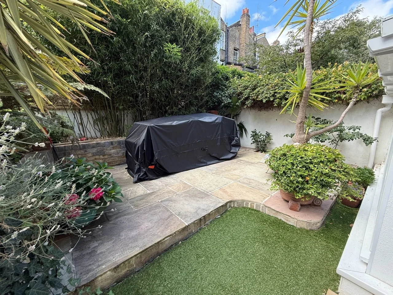 Flat Finborough Road in Greater London