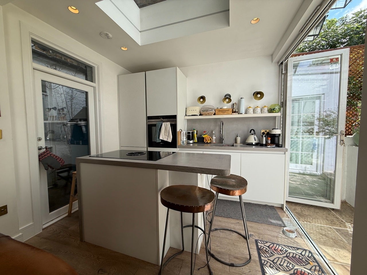Flat Finborough Road in Greater London