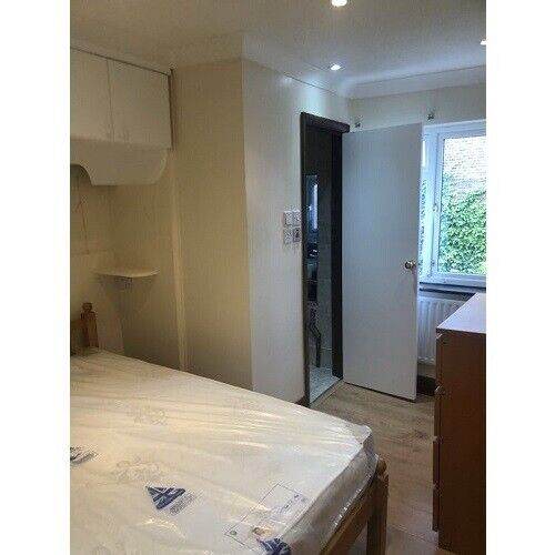 Flat Hadyn Park Road in Greater London