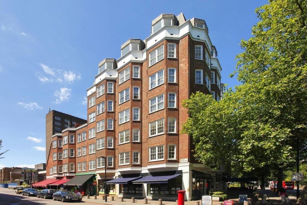 Flat Park Road in City of Westminster