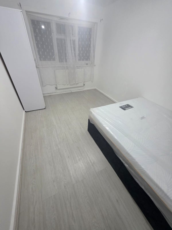 Flat Bramble Close in Greater London