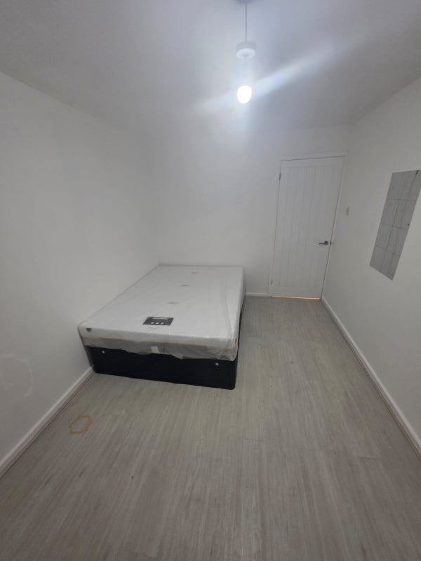 Flat Bramble Close in Greater London