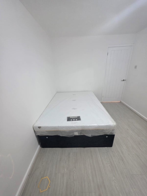 Flat Bramble Close in Greater London