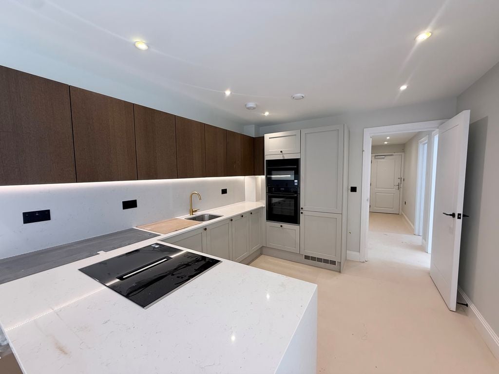 Flat Farleigh Road in Warlingham