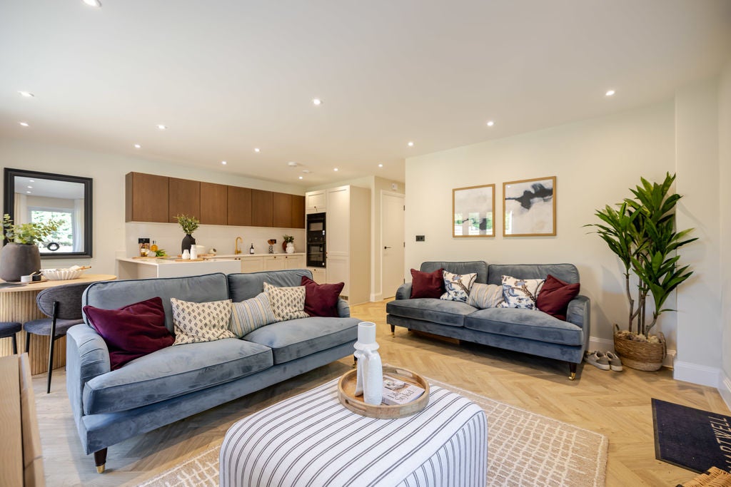 Flat Farleigh Road in Warlingham