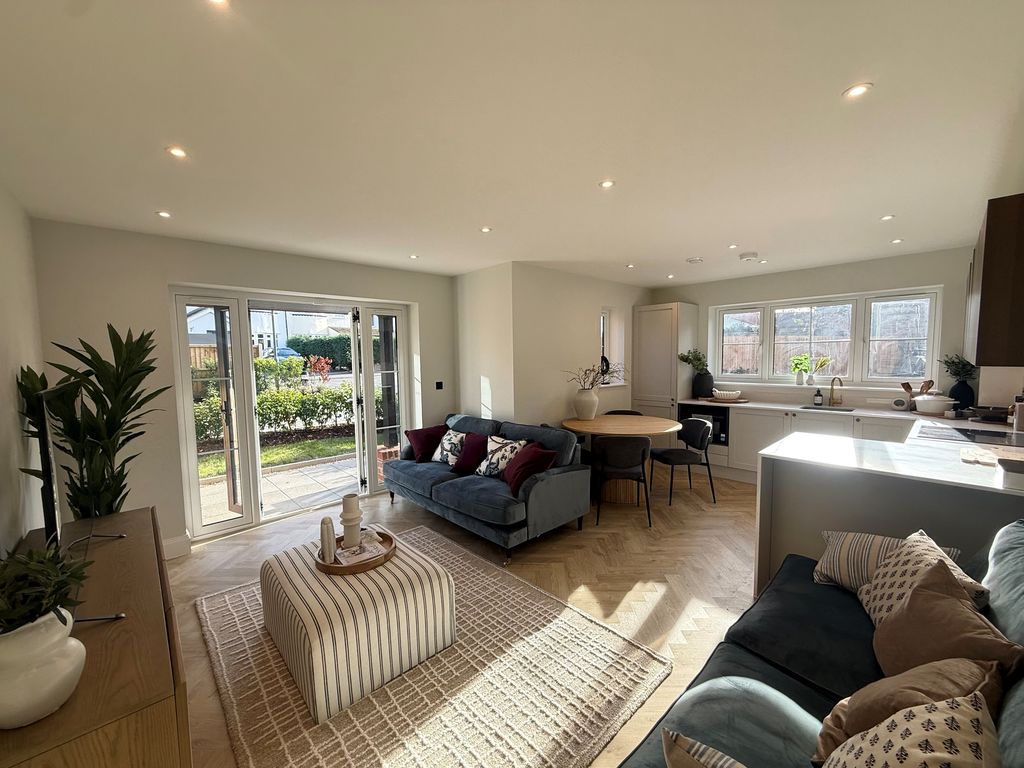 Flat Farleigh Road in Warlingham